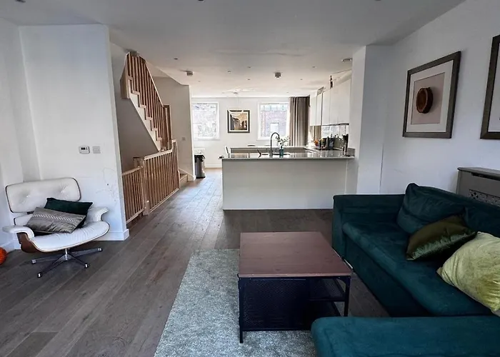 Modern 3 Bed 3 Bath House Near Greenwich
