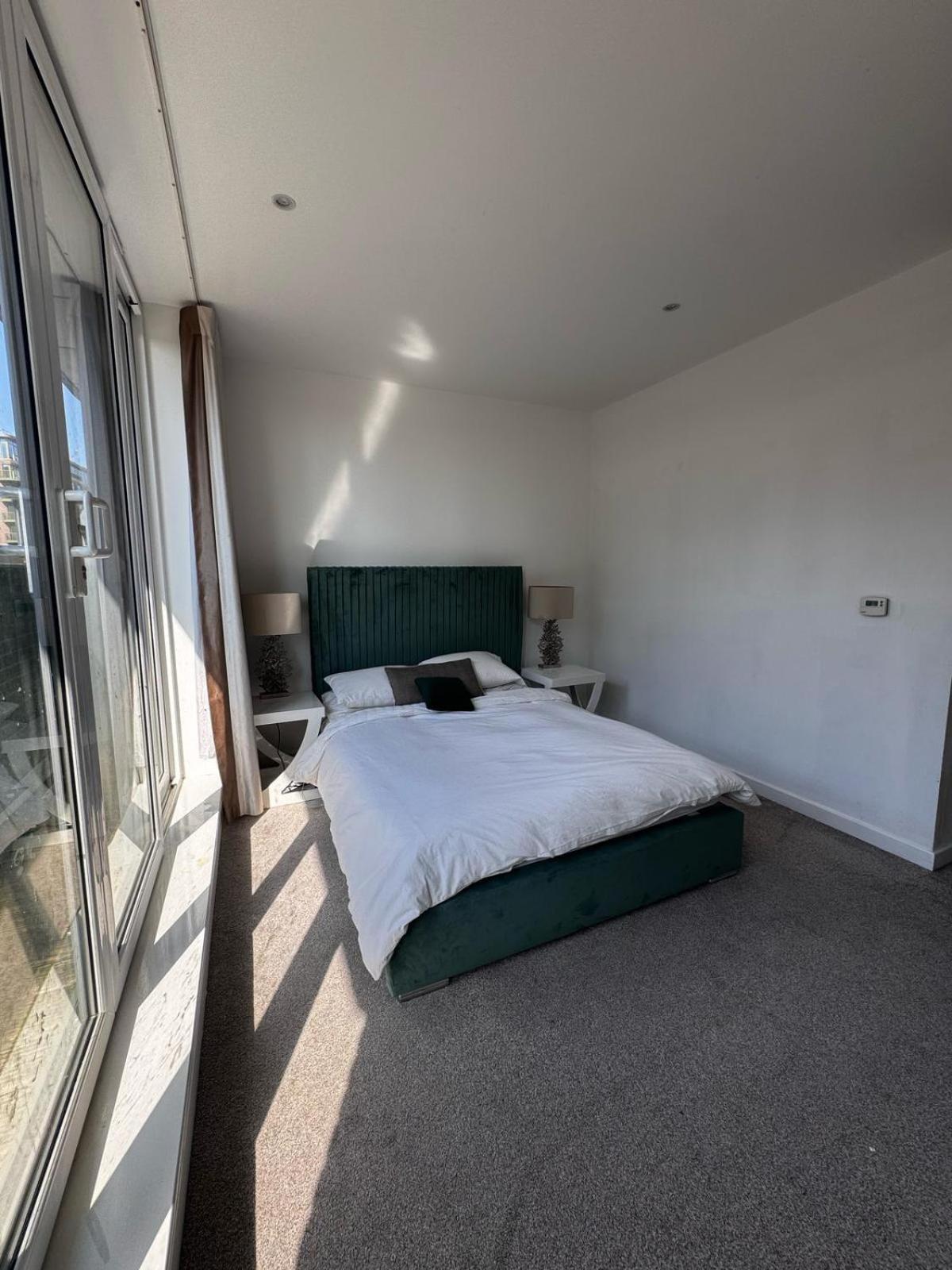 Modern 3 Bed 3 Bath House Near Greenwich