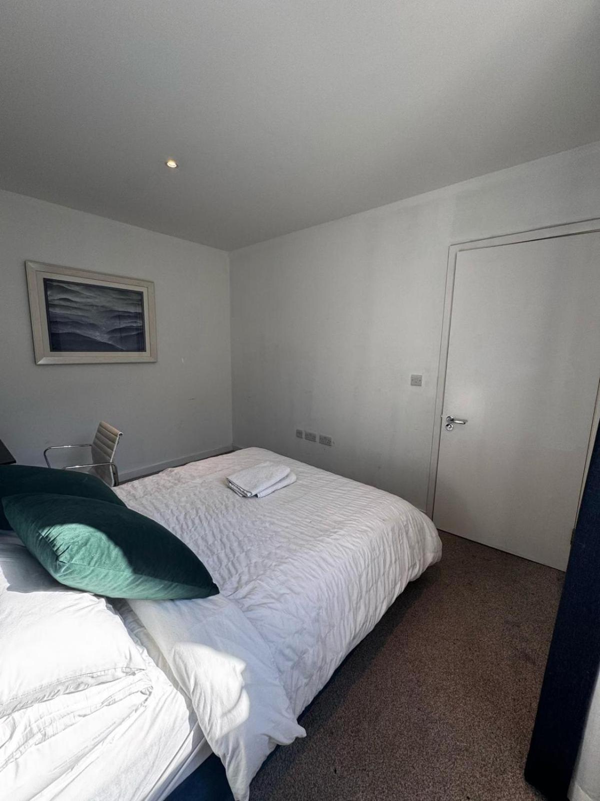 Modern 3 Bed 3 Bath House Near Greenwich