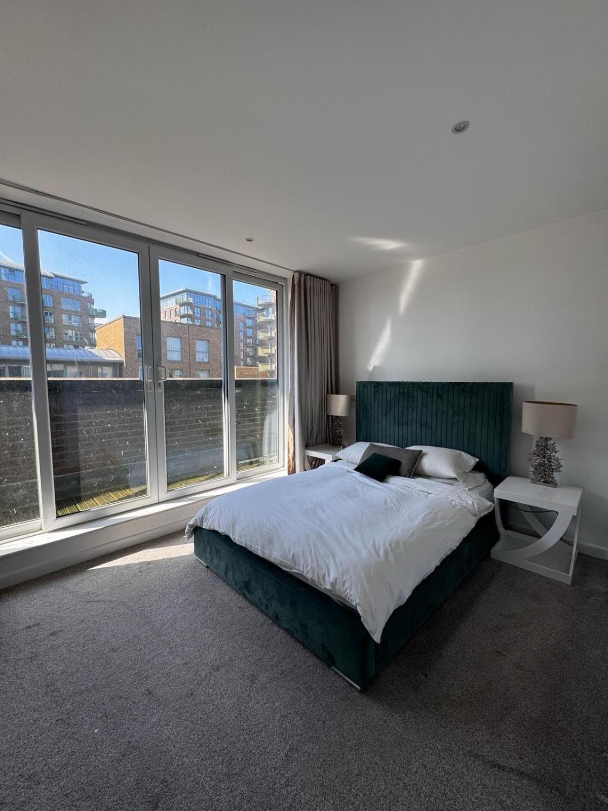 Modern 3 Bed 3 Bath House Near Greenwich *